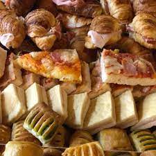 Immagine di tutto il reparto della pasticceria salata con pizzette, cornetti salati, tramezzini ecc